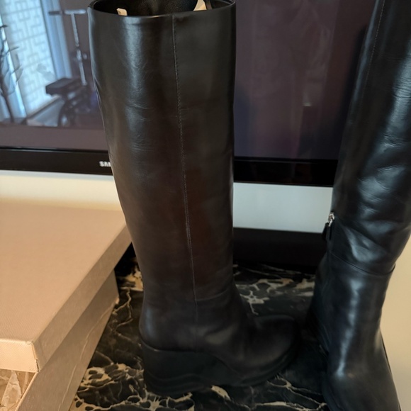 Beautiful Prada Boots from Holt Renfrew size 39 Black - Picture 5 of 15